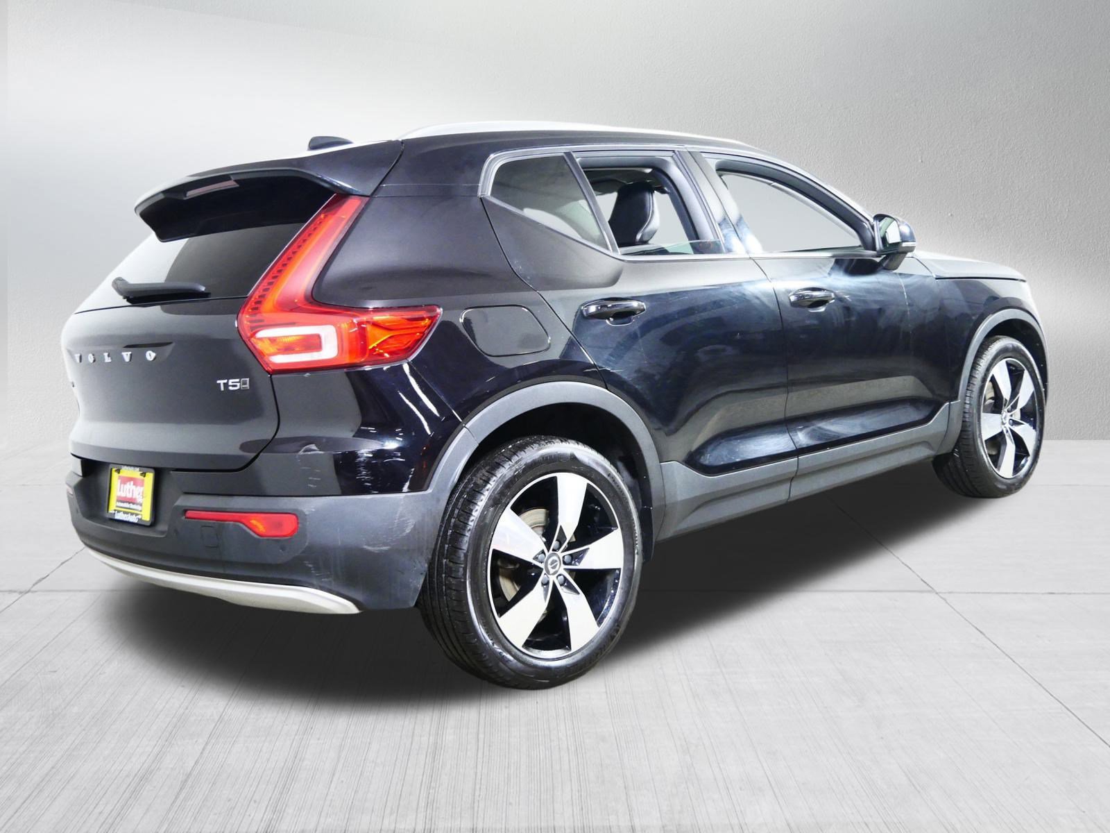 Used 2021 Volvo XC40 T5 Momentum image 7