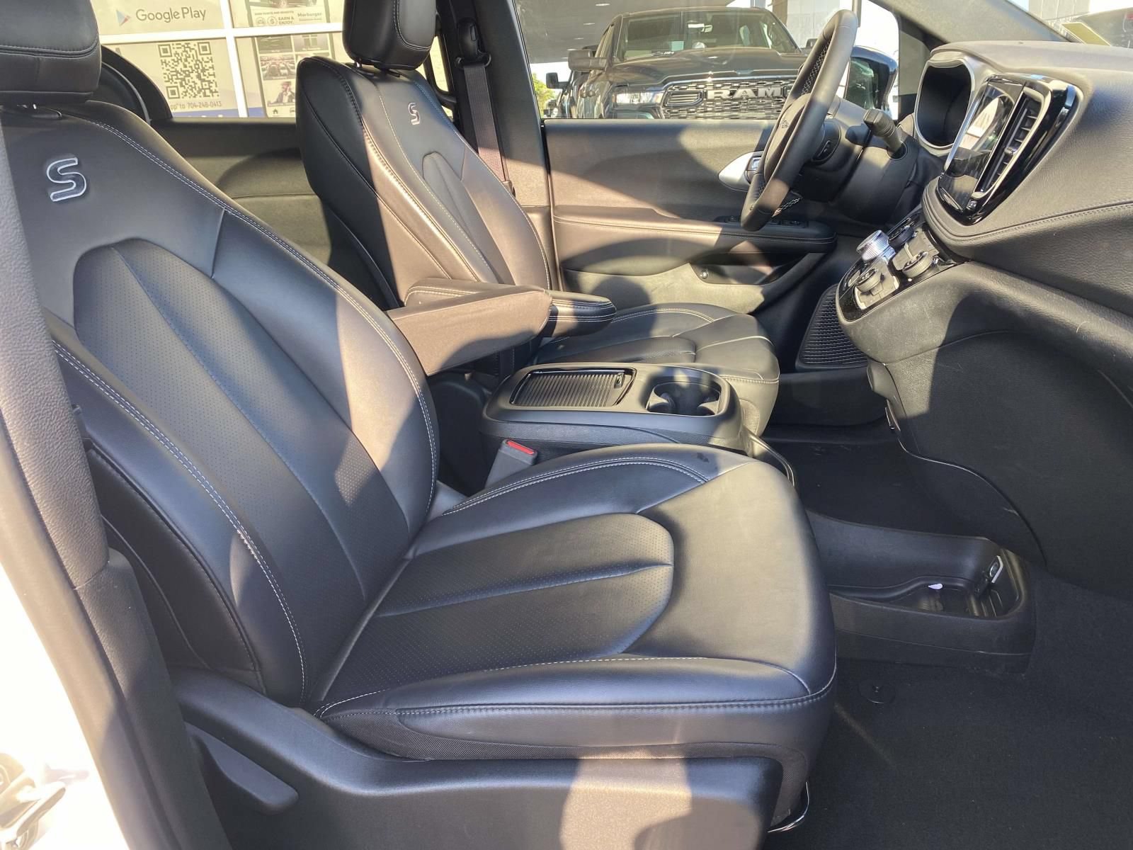Used 2024 Chrysler Pacifica Limited FWD image 12