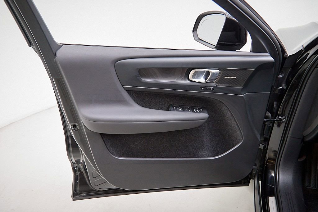 Certified 2023 Volvo XC40 Recharge Ultimate image 10