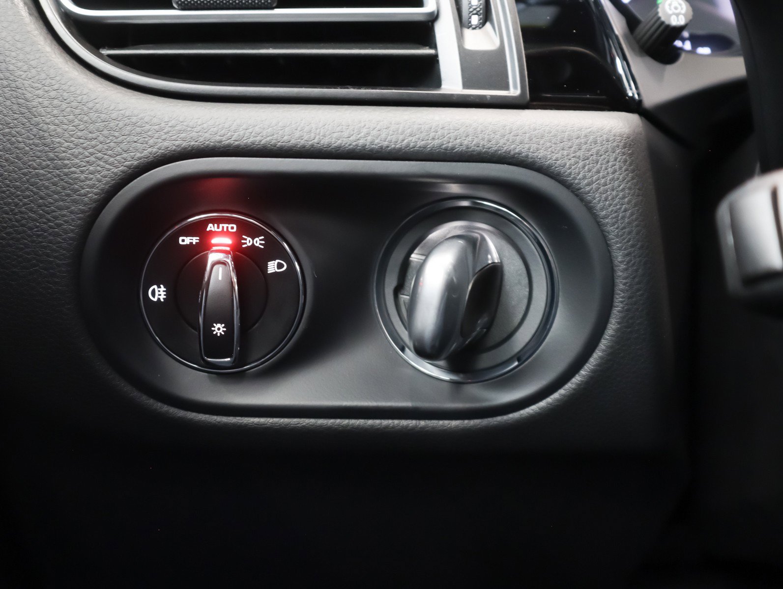 Certified 2025 Porsche Macan image 24