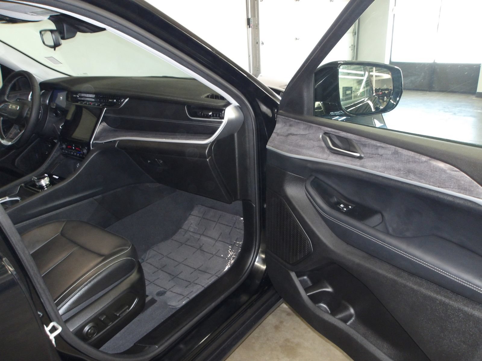 Used 2024 Jeep Grand Cherokee Limited AWD/4WD image 12