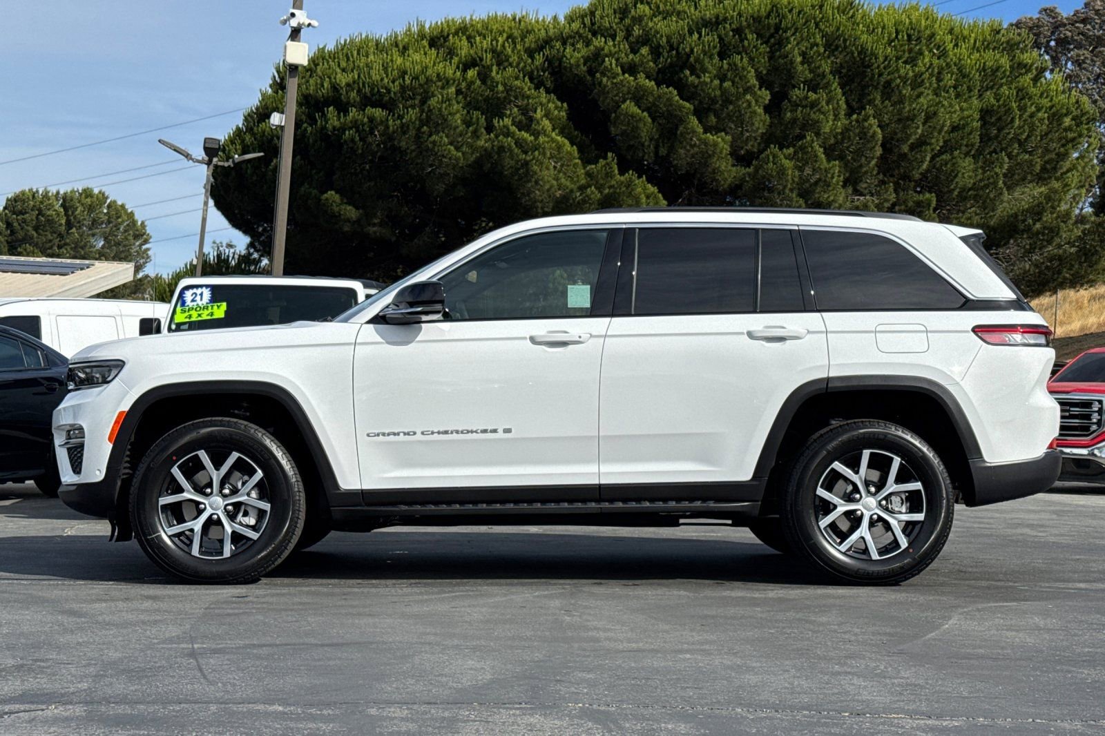 New 2025 Jeep Grand Cherokee Limited w/ Luxury Tech Group II image 8