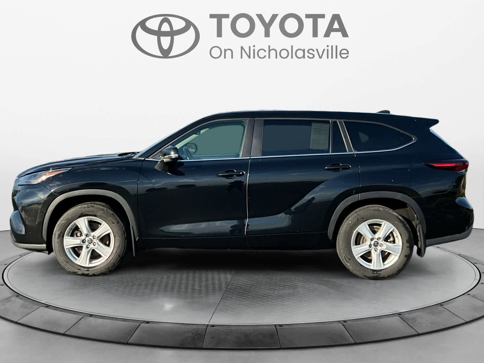 Used 2024 Toyota Highlander LE AWD/4WD image 3