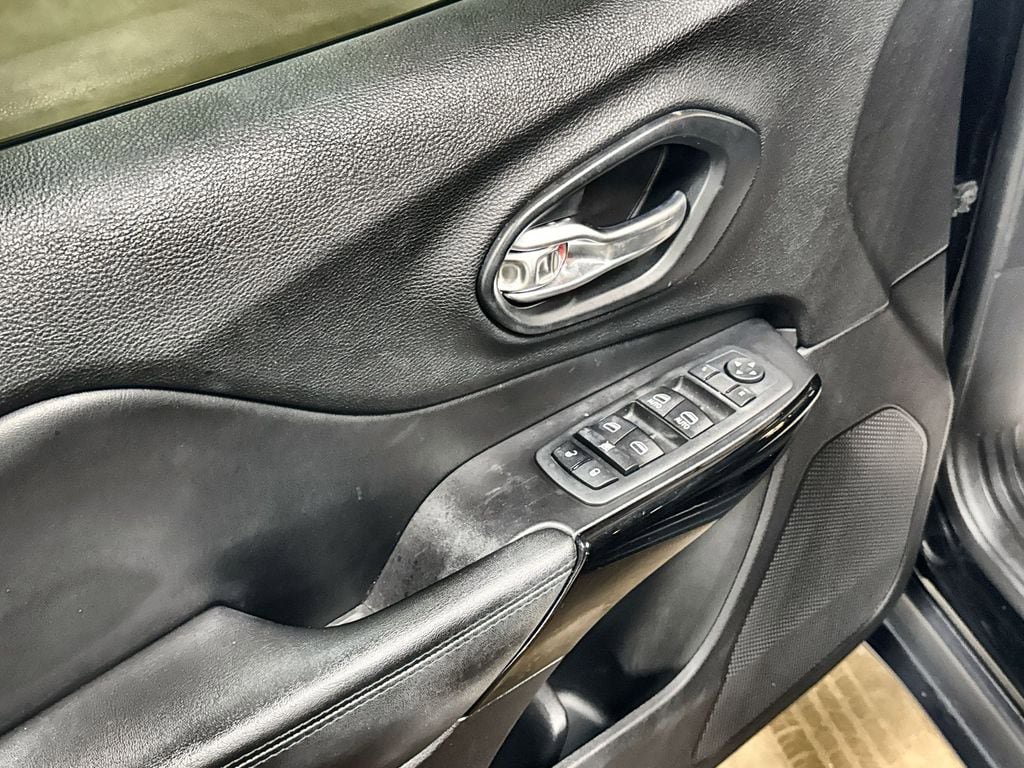 Used 2020 Jeep Cherokee Latitude Plus FWD image 14