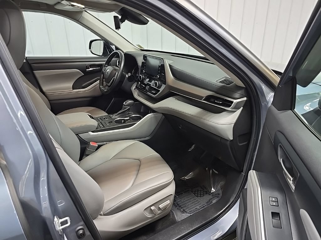 Used 2022 Toyota Highlander XLE AWD/4WD image 16