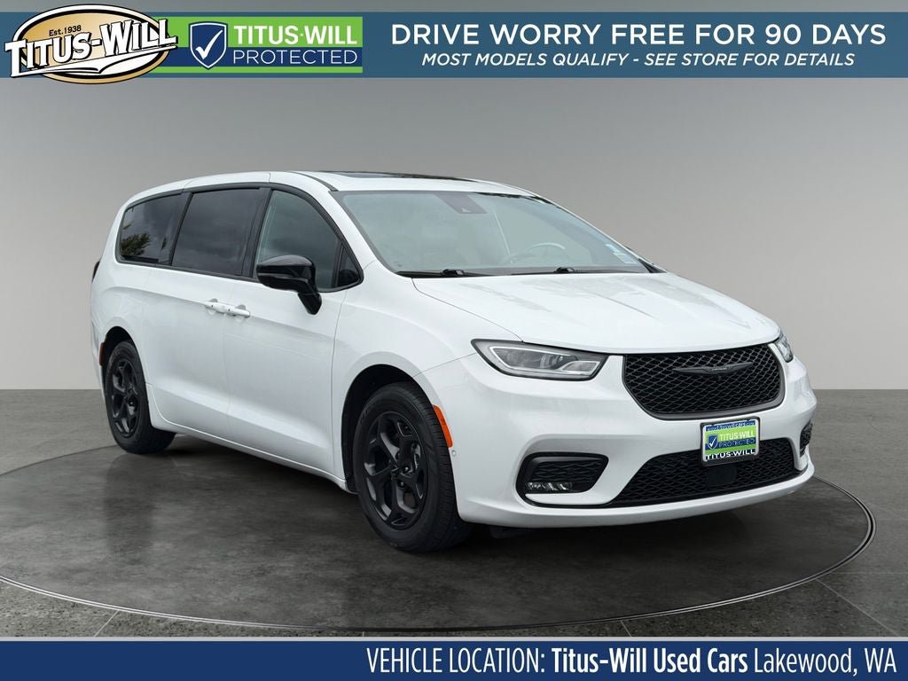 Used 2023 Chrysler Pacifica Limited w/ Uconnect Theater Family Group