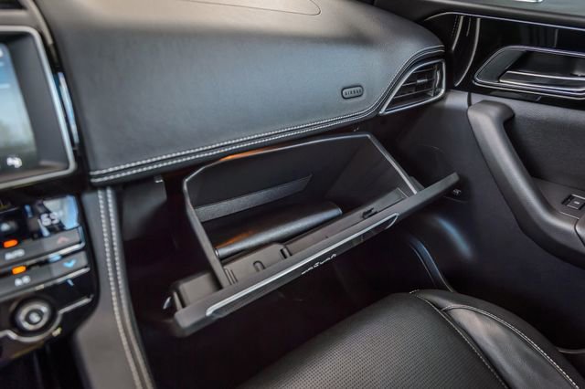 Used 2018 Jaguar F-PACE R-Sport image 35