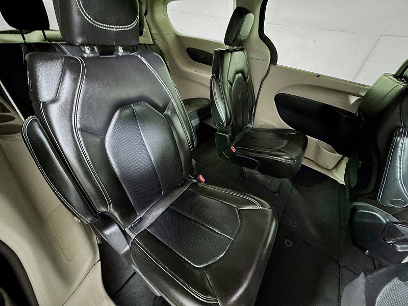 Used 2023 Chrysler Pacifica Touring-L image 27