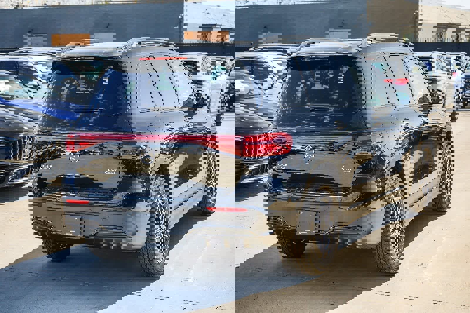 Used 2024 Mercedes-Benz EQB 300 4MATIC image 4