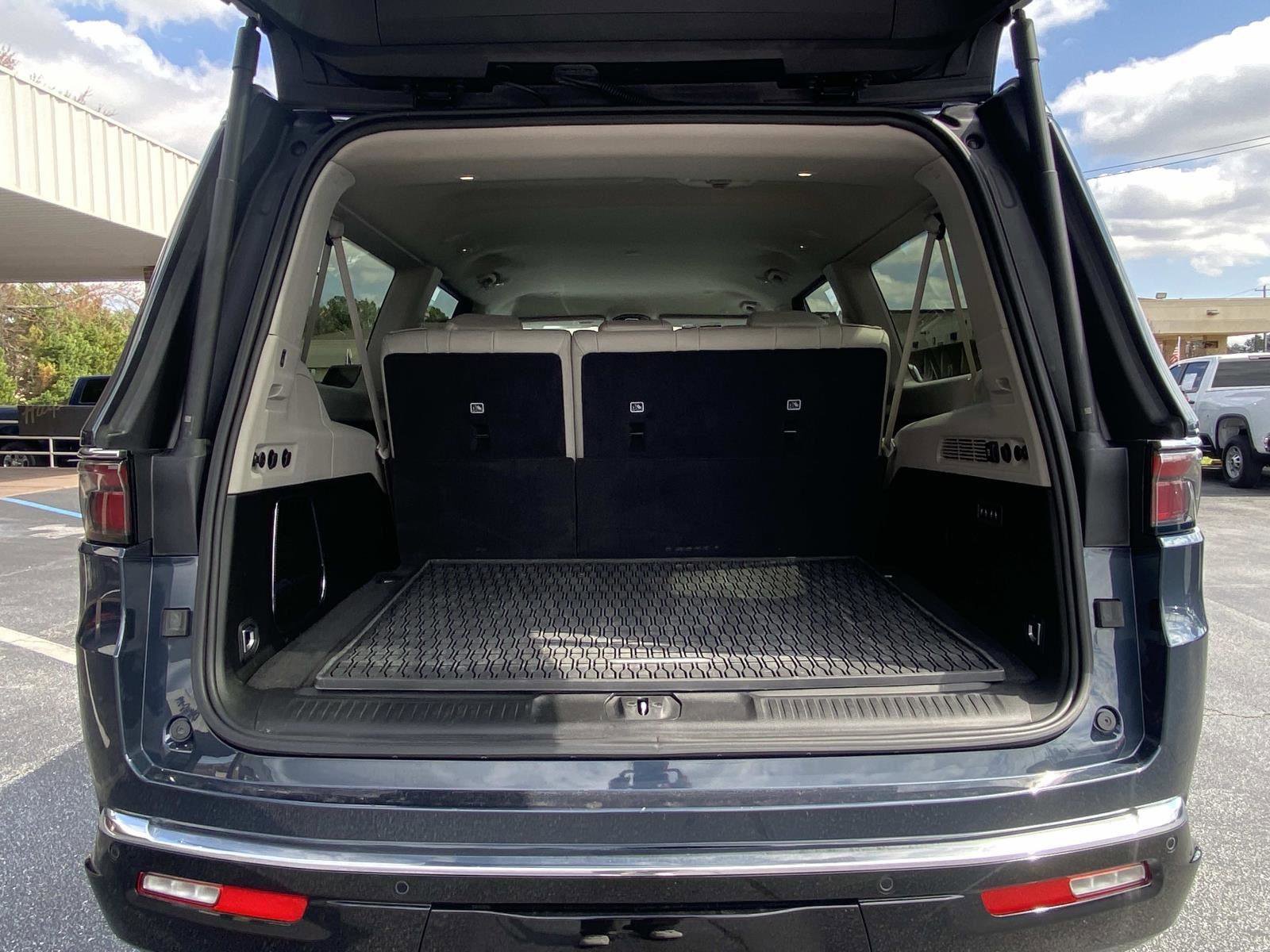 Used 2024 Jeep Wagoneer L 2WD image 5