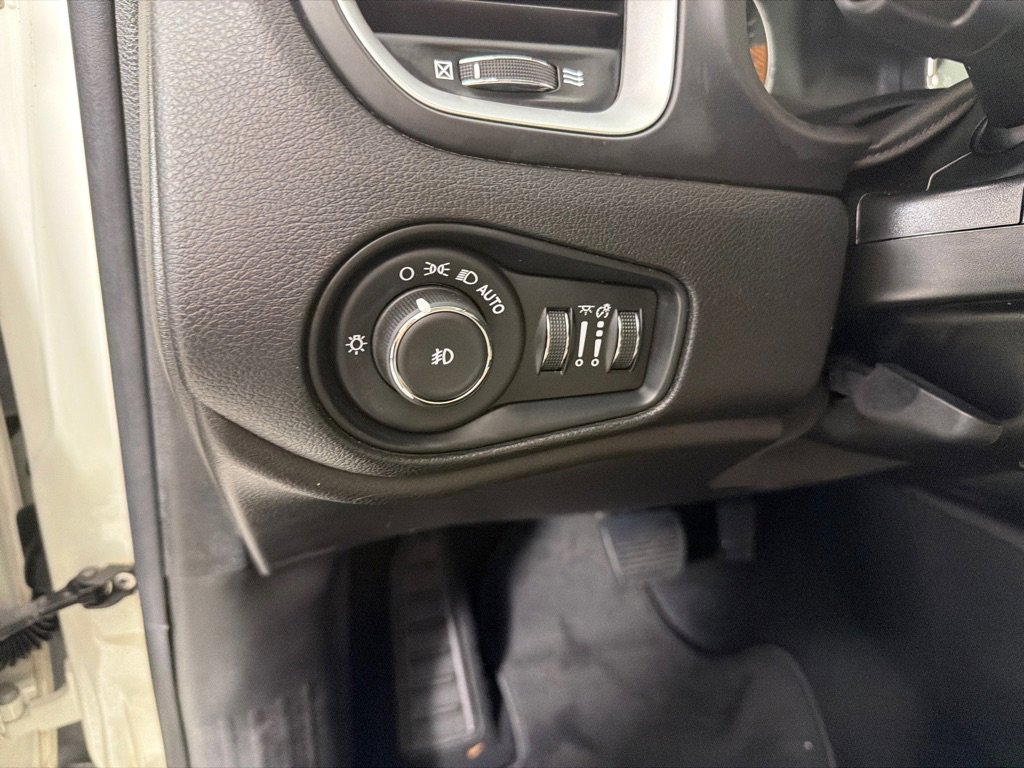 Used 2019 Jeep Renegade Latitude w/ UConnect 8.4 Nav Group image 14