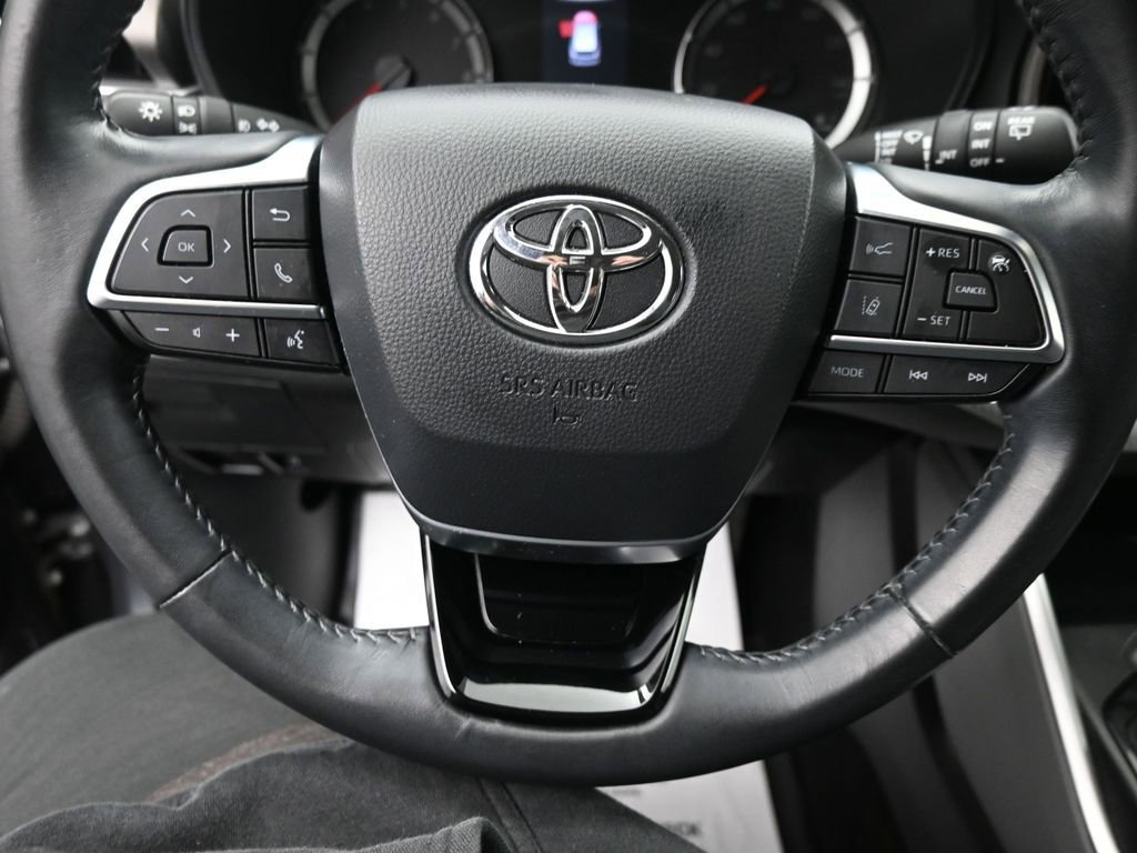 Used 2021 Toyota Highlander LE AWD/4WD image 16