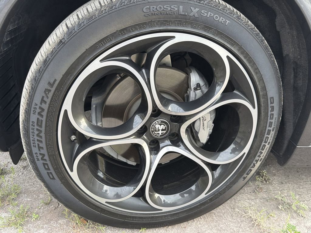 Used 2022 Alfa Romeo Stelvio Ti AWD/4WD image 4