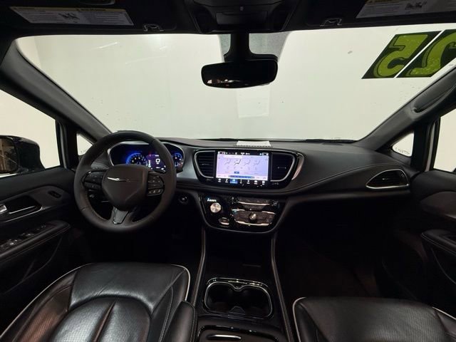 Used 2025 Chrysler Pacifica Limited image 17