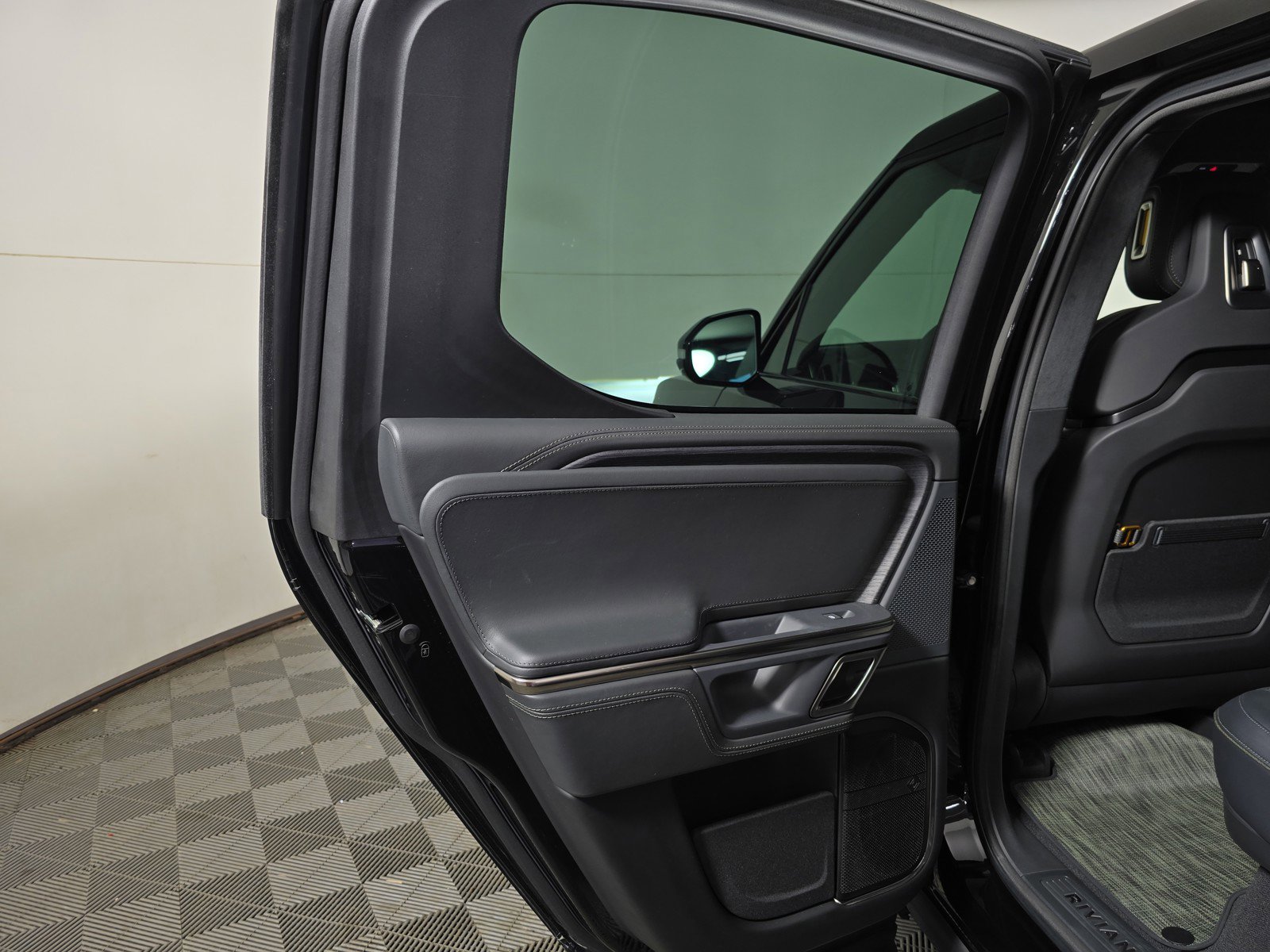 Used 2024 Rivian R1T Adventure AWD/4WD image 17