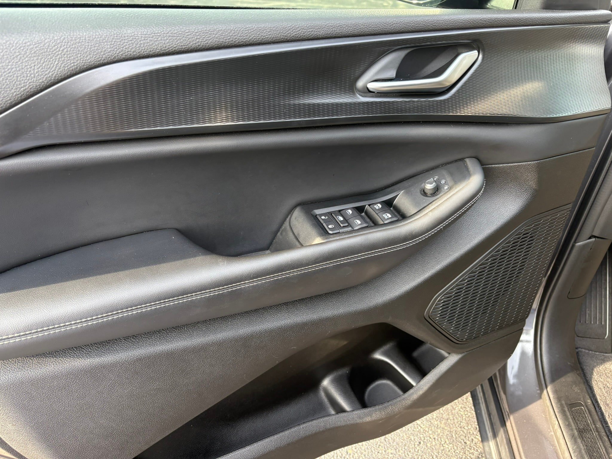 Used 2023 Jeep Grand Cherokee Altitude AWD/4WD image 17
