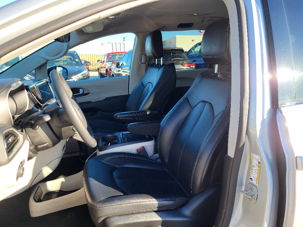 Used 2024 Chrysler Pacifica Select image 2