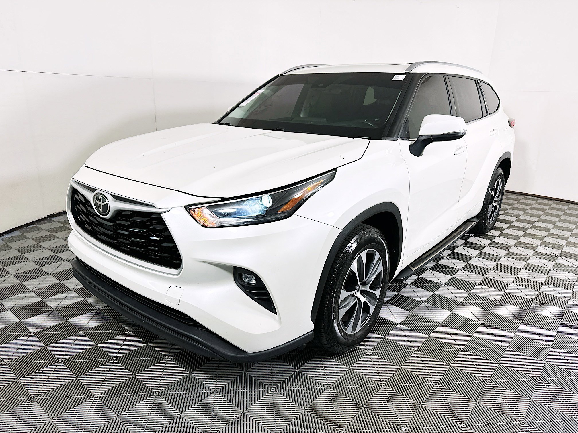 Used 2021 Toyota Highlander XLE image 7