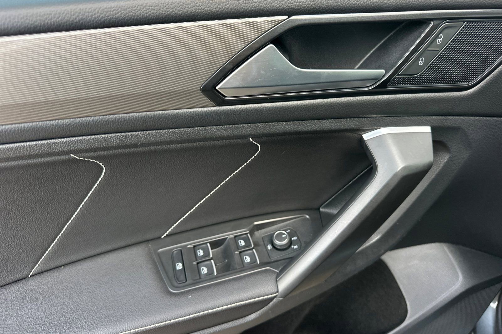 Used 2023 Volkswagen Tiguan SE image 11