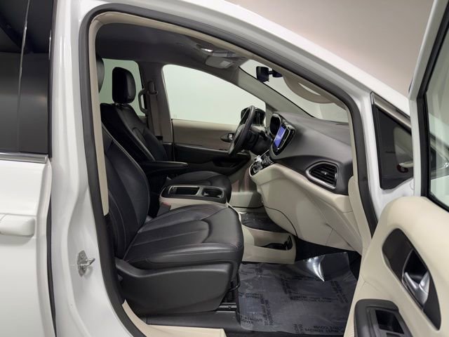 Used 2024 Chrysler Pacifica Touring-L image 30