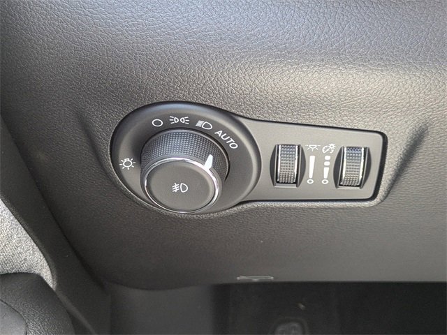 New 2025 Jeep Compass Latitude w/ Sun & Sound Group image 24