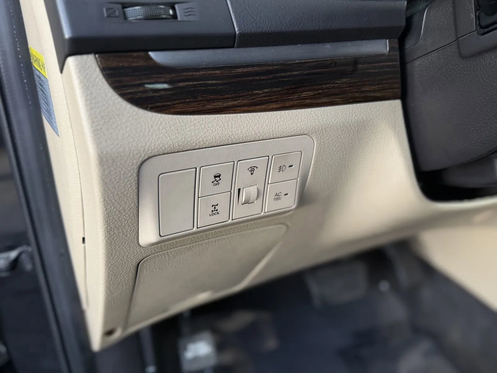 Used 2011 Hyundai Santa Fe Limited w/ Navigation Pkg 4 image 24