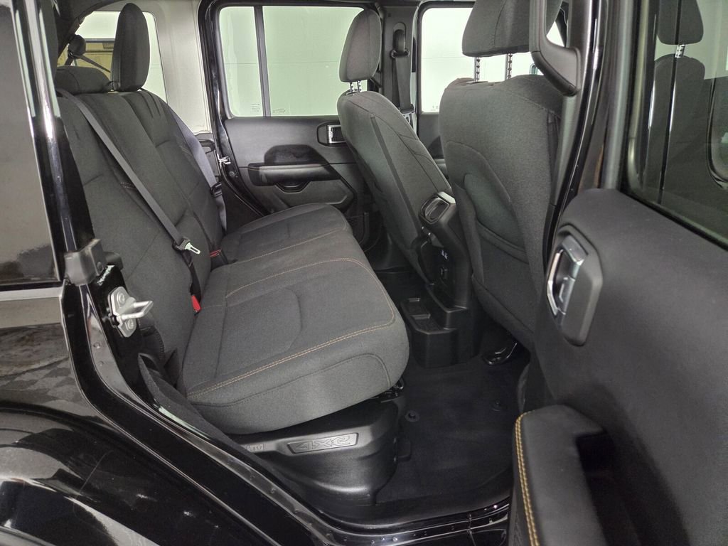 Used 2025 Jeep Wrangler Unlimited Sahara w/ Safety Group AWD/4WD image 26