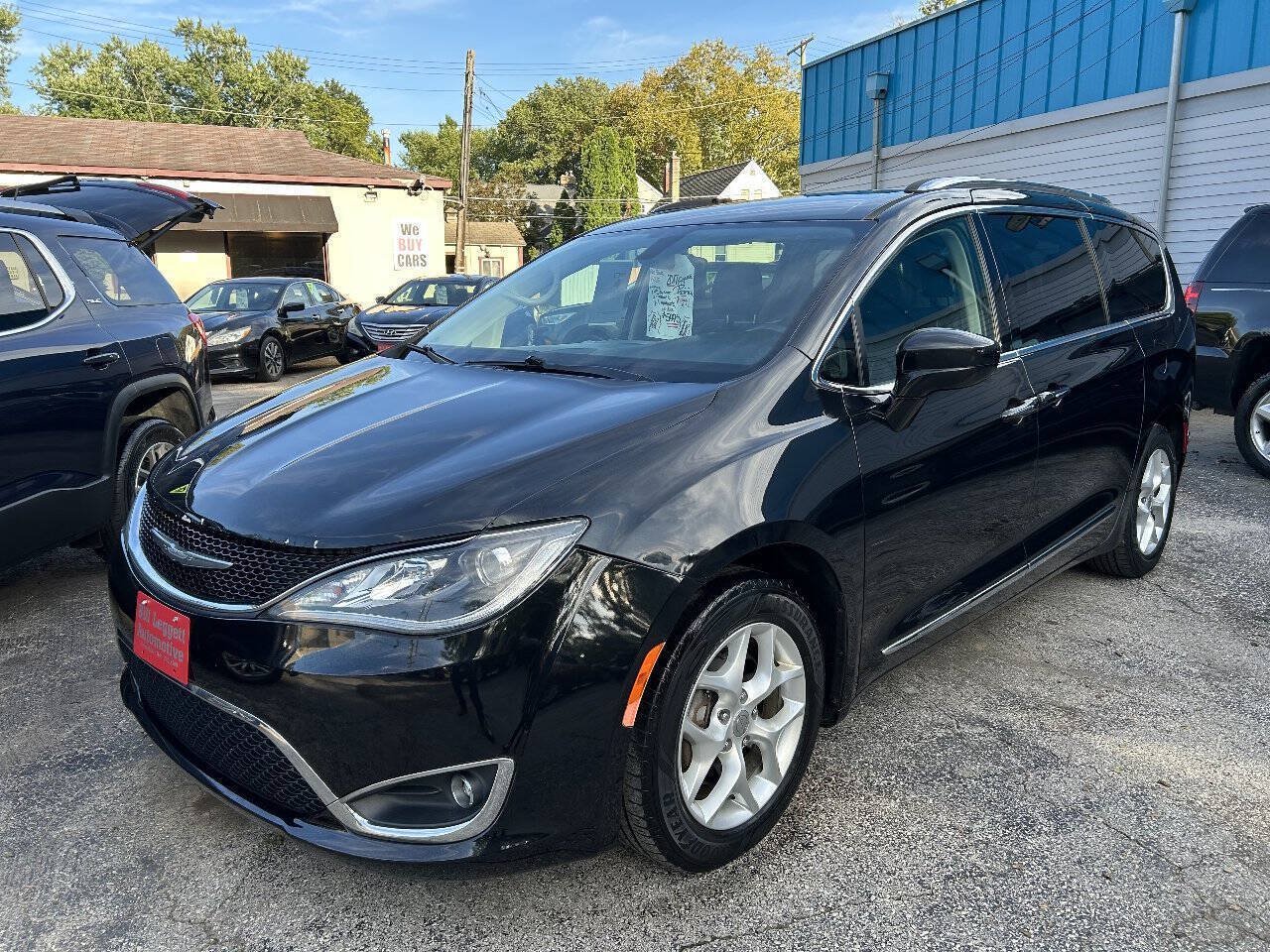 Used 2017 Chrysler Pacifica Touring-L Plus FWD image 2