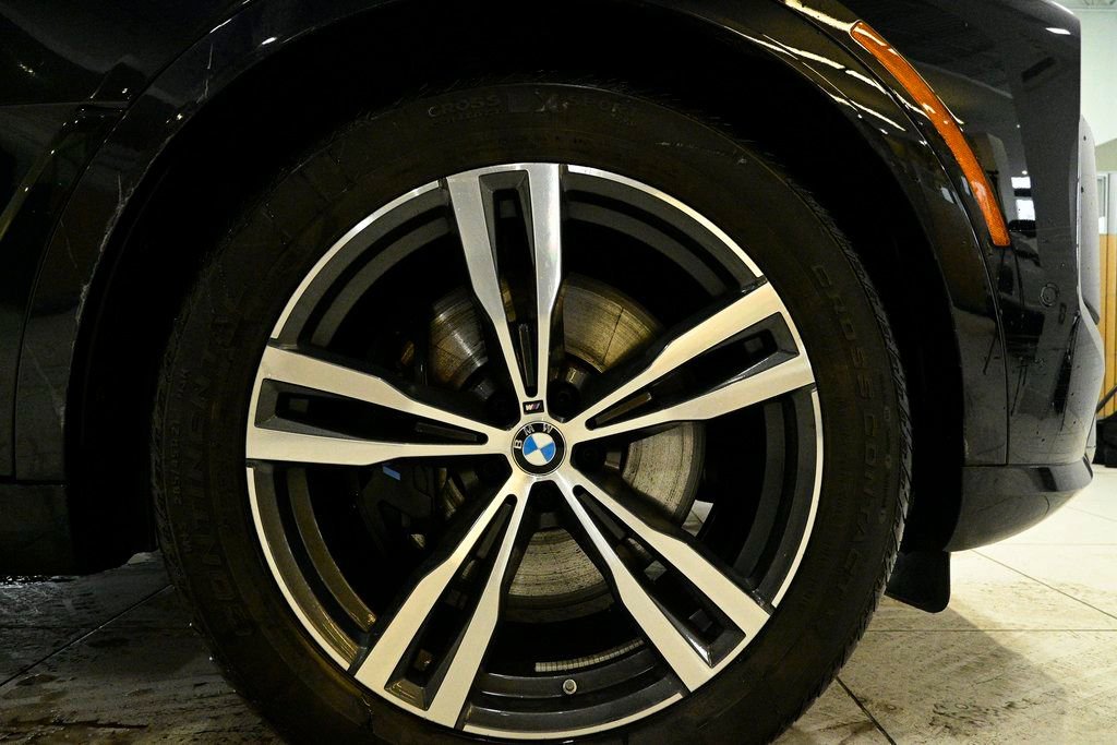 Used 2025 BMW X7 M60i image 9