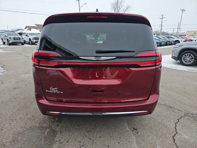 Used 2023 Chrysler Pacifica Touring-L image 6