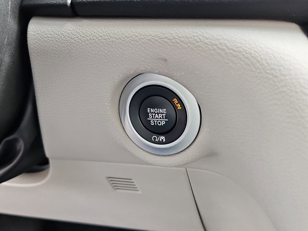 Used 2023 Chrysler Pacifica Touring-L image 16