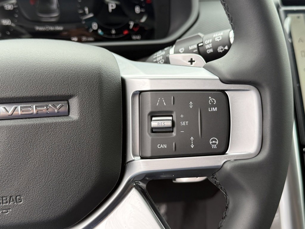 New 2025 Land Rover Discovery Dynamic SE image 16