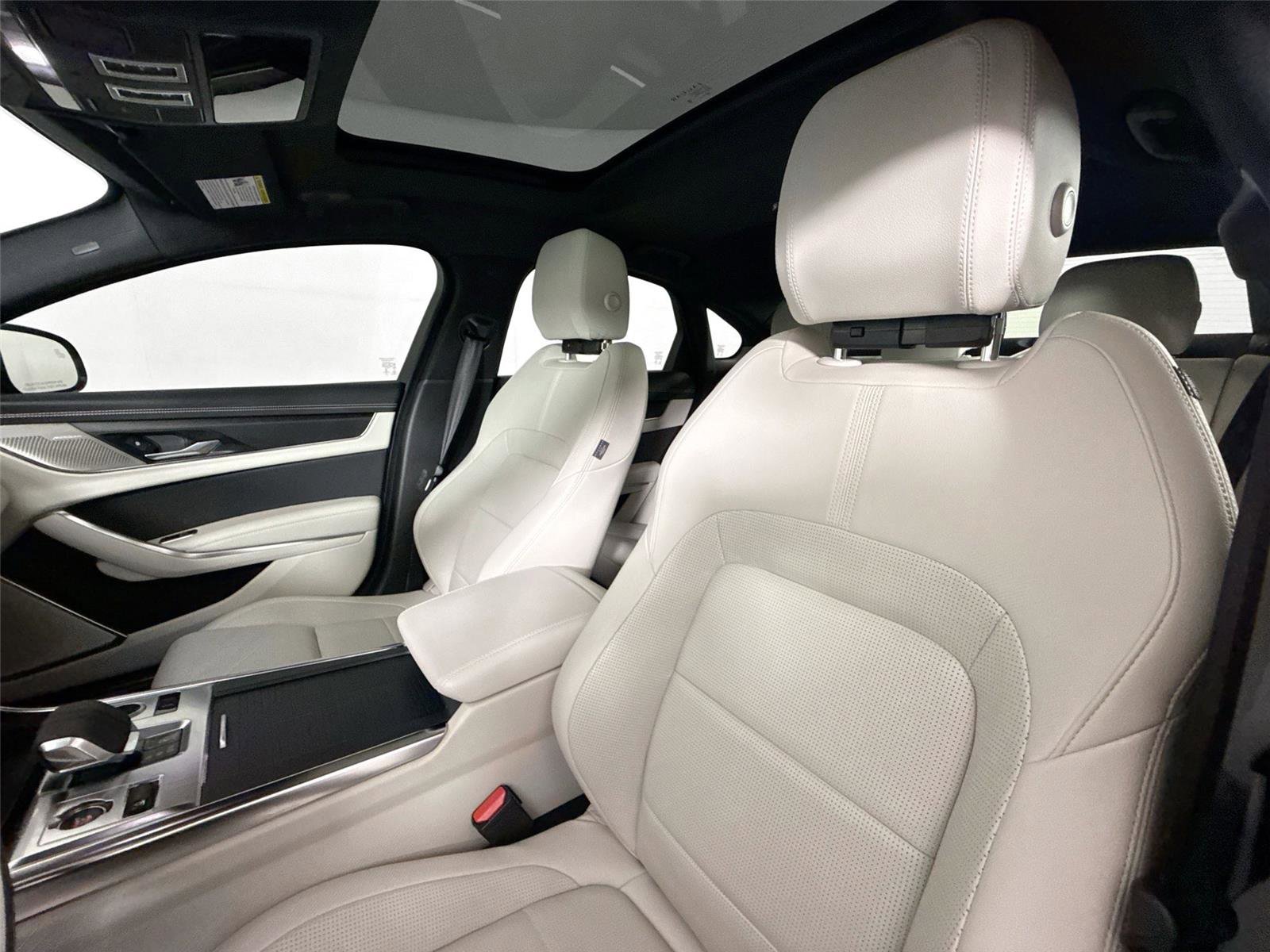 Used 2024 Jaguar XF R-Dynamic SE image 3