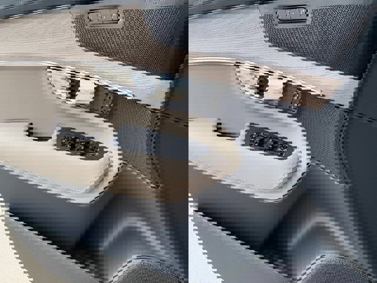 New 2026 Volvo XC90 B6 Plus w/ Protection Package Premier image 16