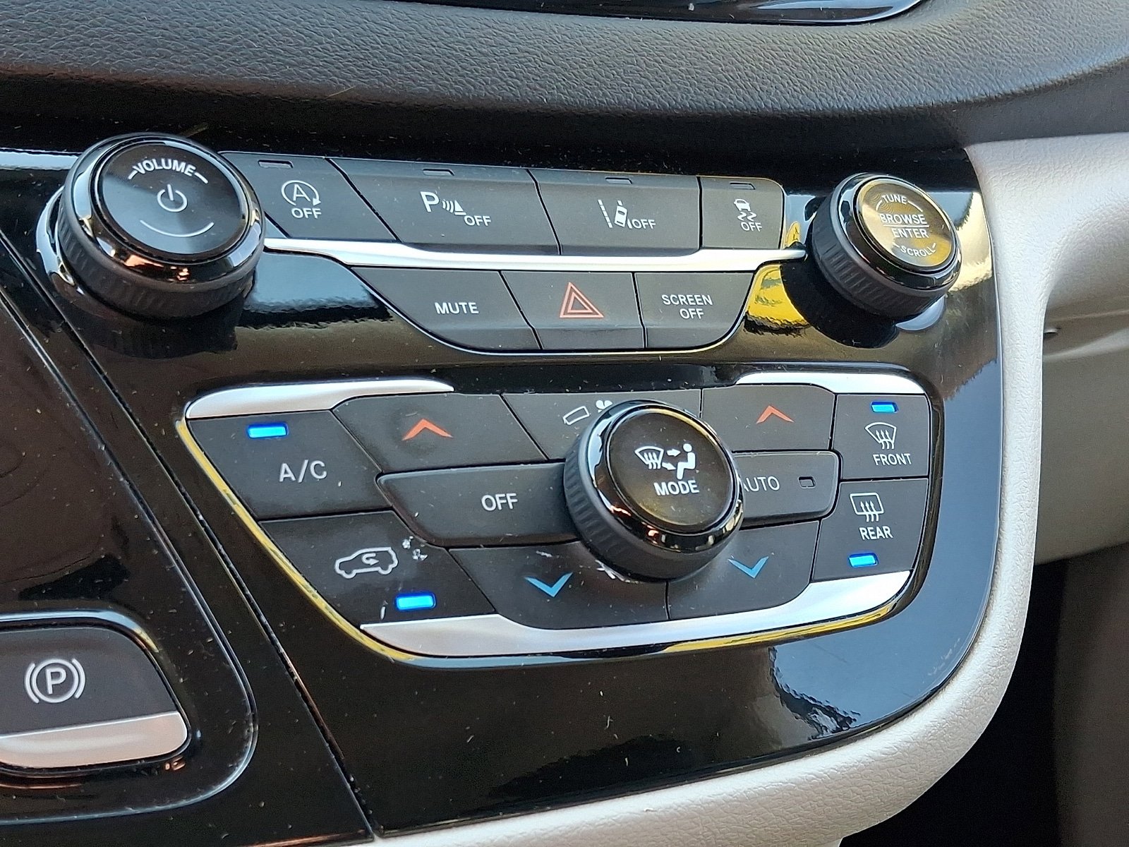 Certified 2024 Chrysler Pacifica Touring-L image 16