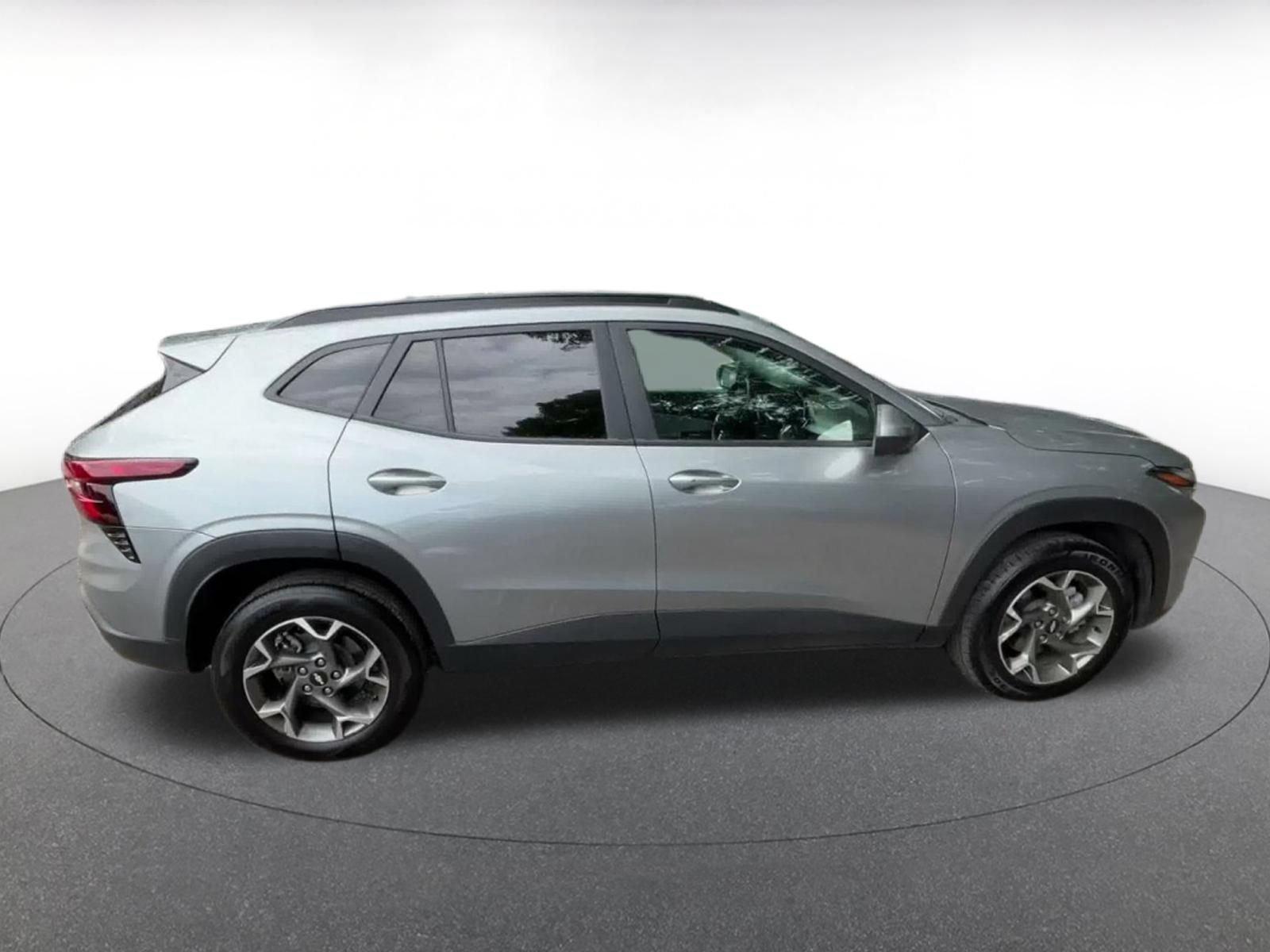 Used 2025 Chevrolet Trax LT w/ LT Convenience Package FWD image 16