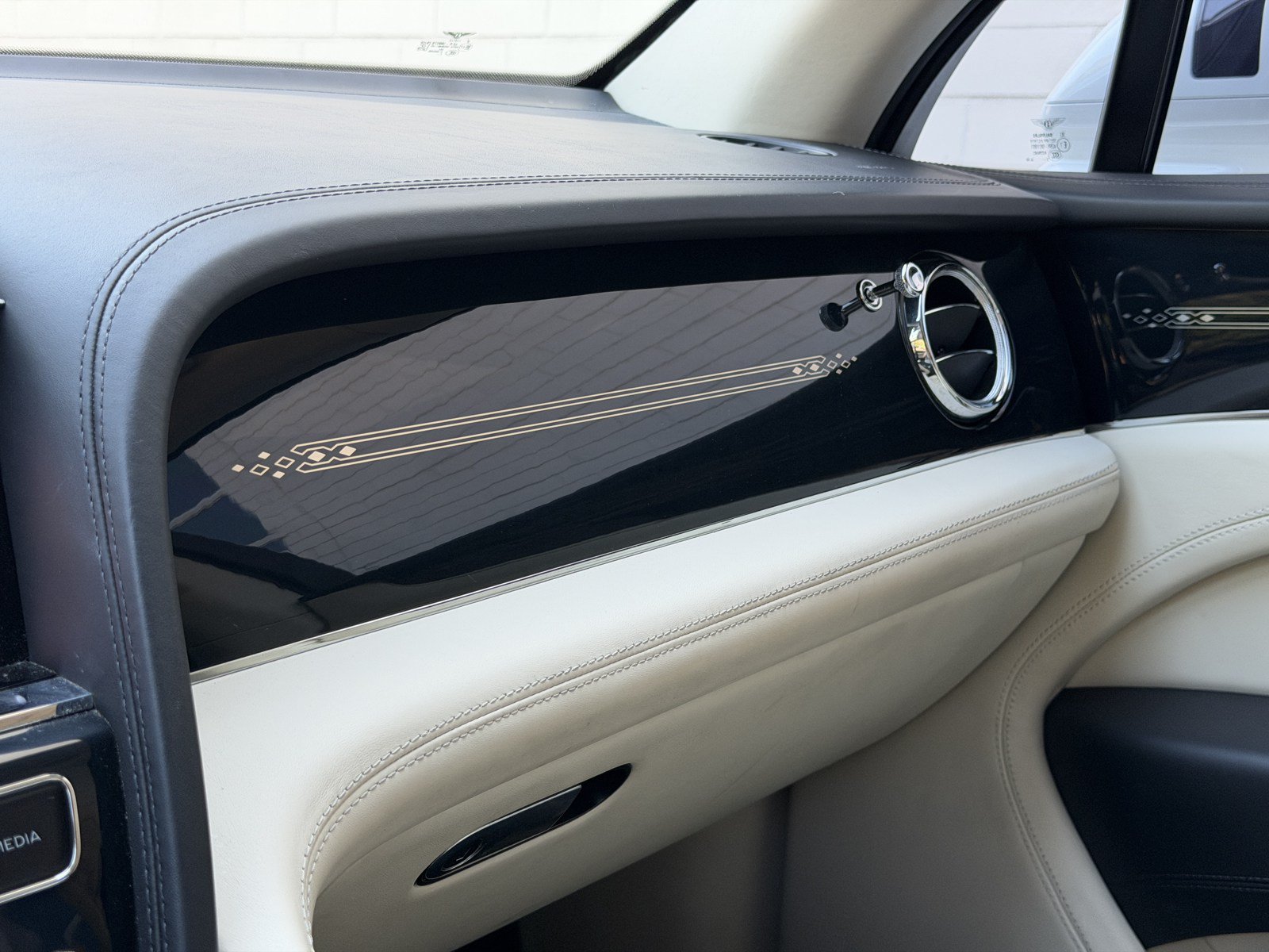 Certified 2023 Bentley Bentayga Extended Wheelbase AWD/4WD image 27