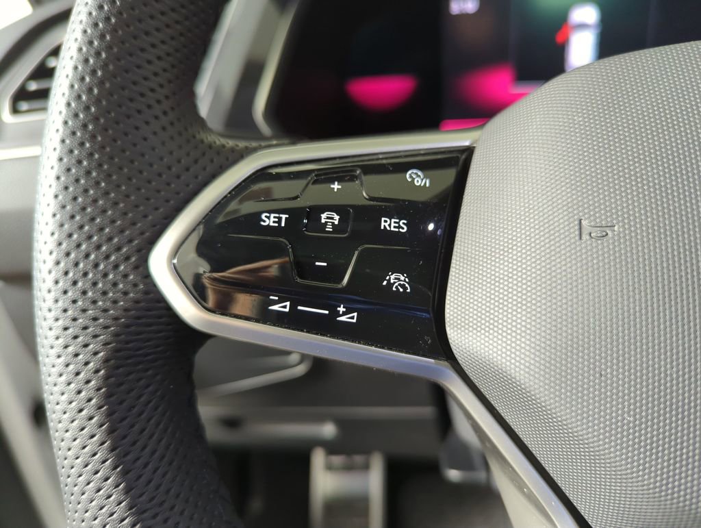 Used 2022 Volkswagen Tiguan SE R-Line image 27