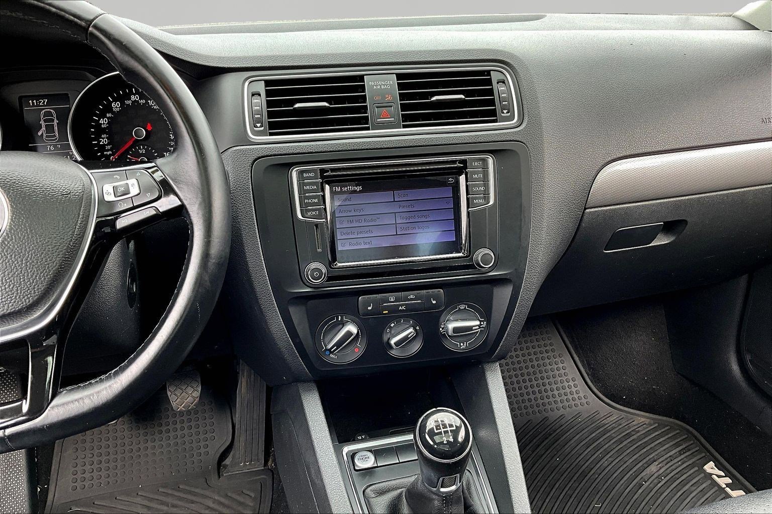 Used 2017 Volkswagen Jetta SE image 9