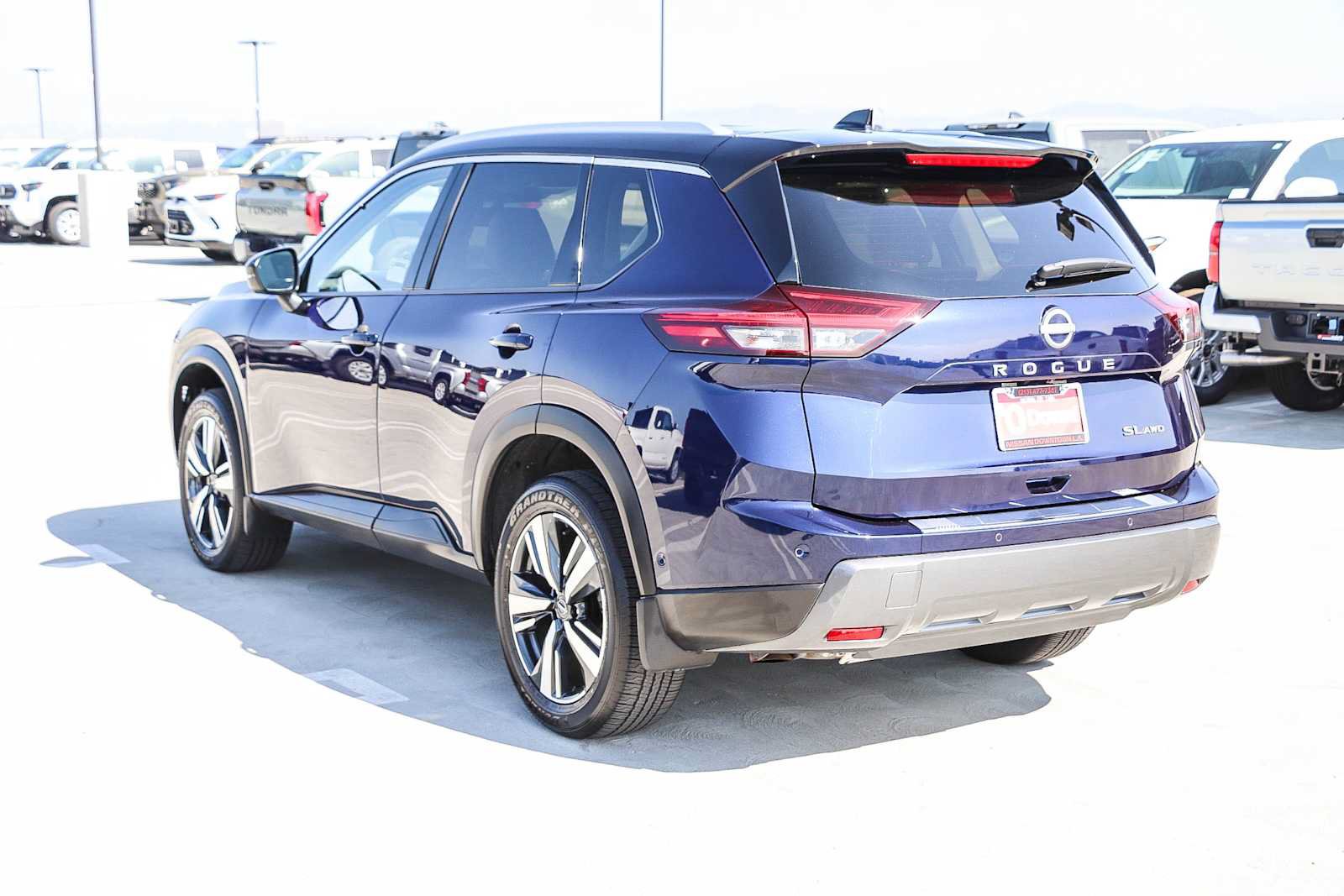 Used 2025 Nissan Rogue SL AWD/4WD image 8