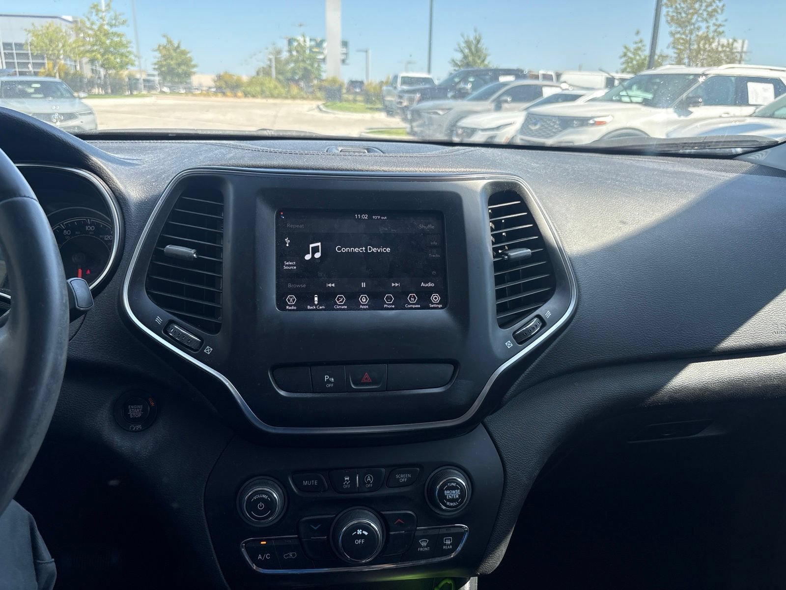 Used 2019 Jeep Cherokee Latitude Plus FWD image 11