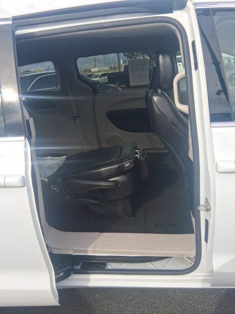 Used 2024 Chrysler Pacifica Touring-L FWD image 7