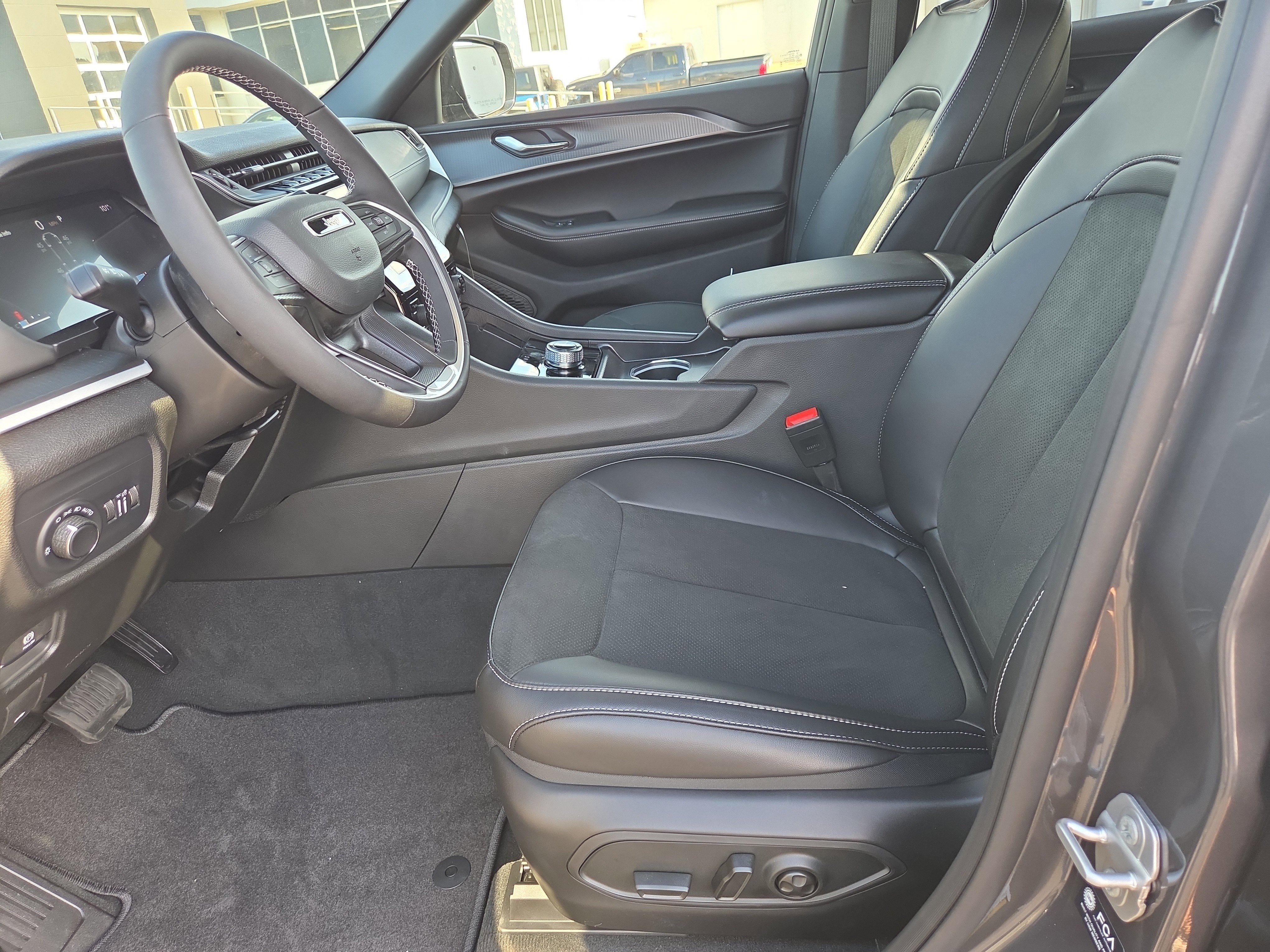 New 2025 Jeep Grand Cherokee L Altitude image 4