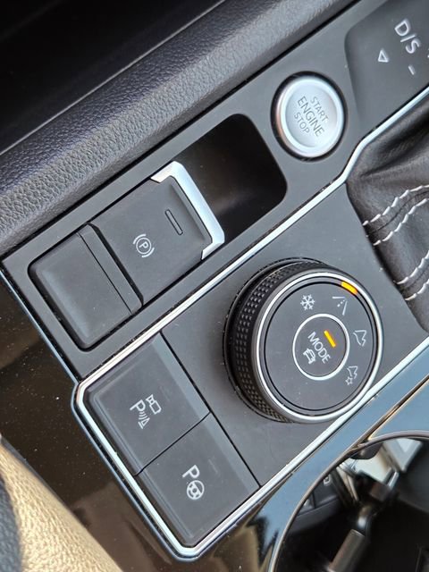 Used 2021 Volkswagen Atlas SEL Premium image 28