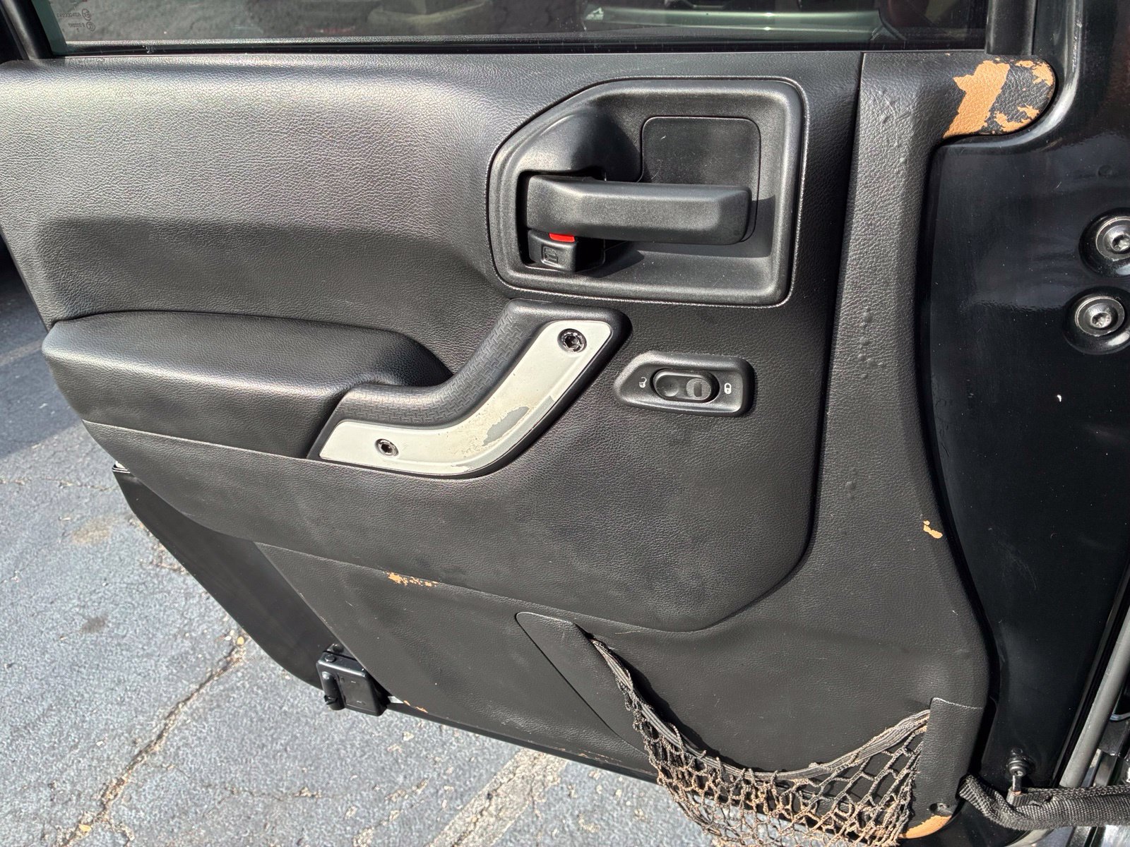 Used 2015 Jeep Wrangler Unlimited Sahara w/ Connectivity Group AWD/4WD image 12