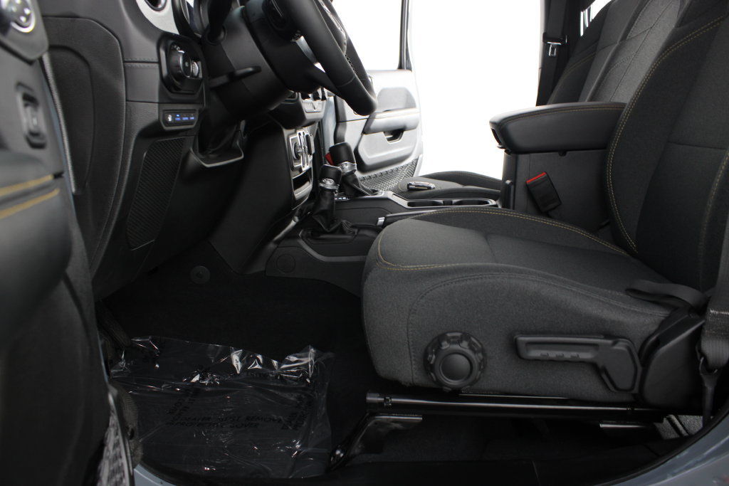 Used 2025 Jeep Wrangler Unlimited Sahara AWD/4WD image 35