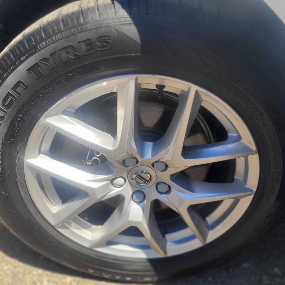 Used 2018 Volvo XC60 T5 Momentum w/ Vision Package AWD/4WD image 39