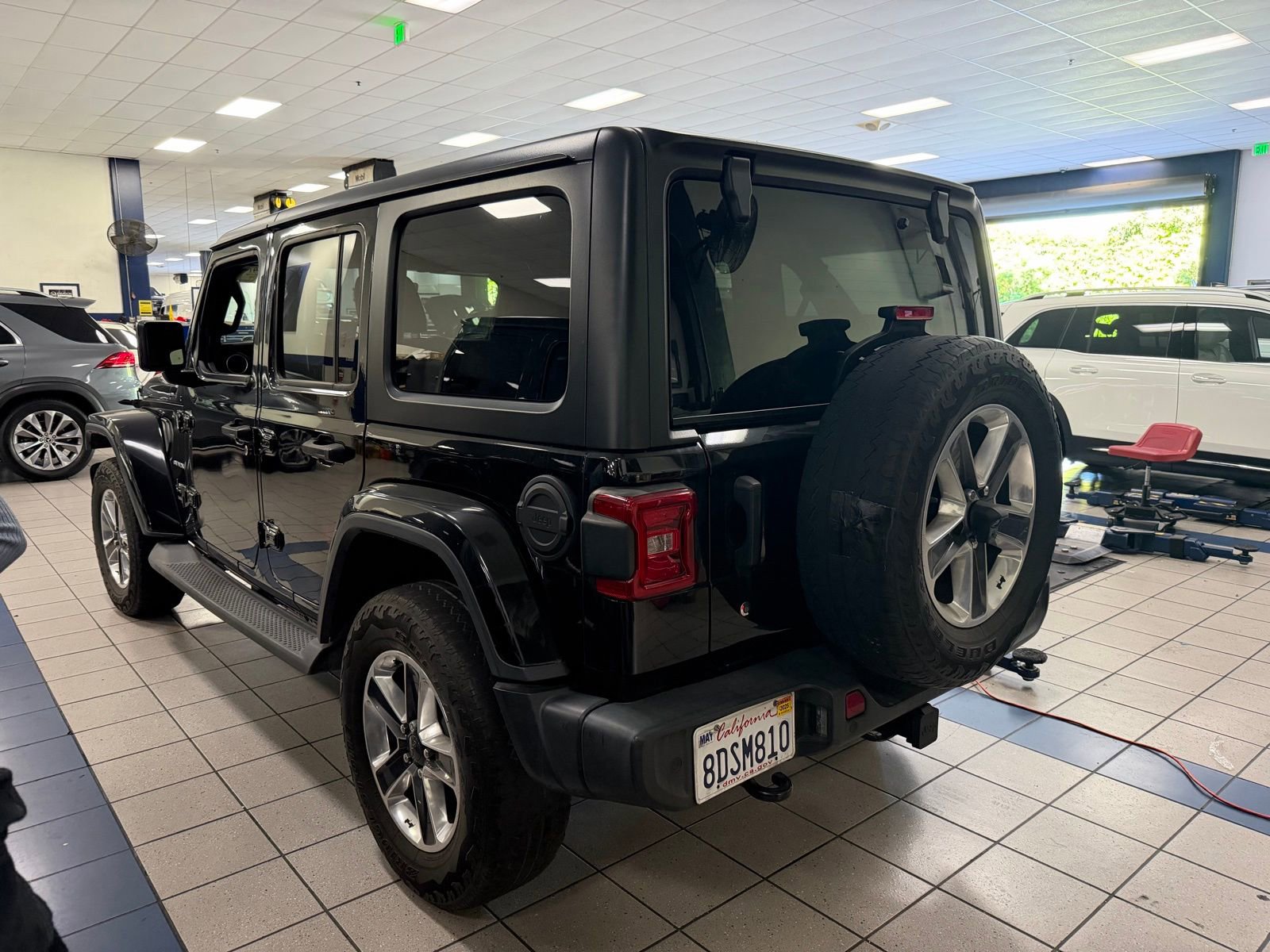Used 2018 Jeep Wrangler Unlimited Sahara image 3