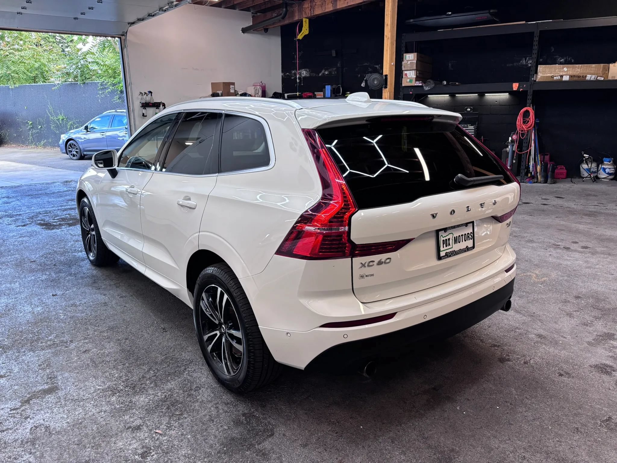 Used 2018 Volvo XC60 T6 Momentum w/ Vision Package AWD/4WD image 5