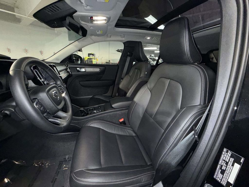 Used 2025 Volvo XC40 B5 Core AWD/4WD image 2